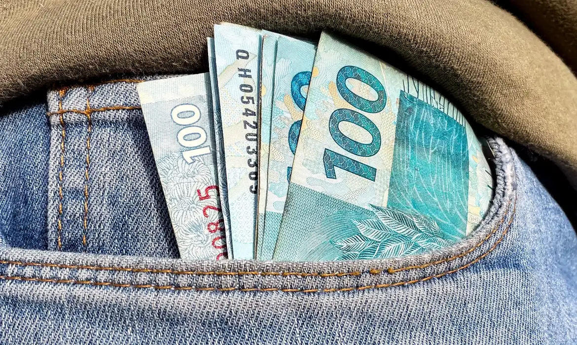 Orçamento de 2027 prevê salário mínimo de R$ 1.741